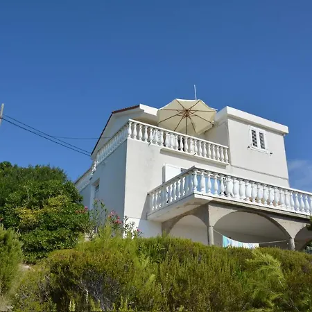 By The Sea Milna, - 8944 * Vis